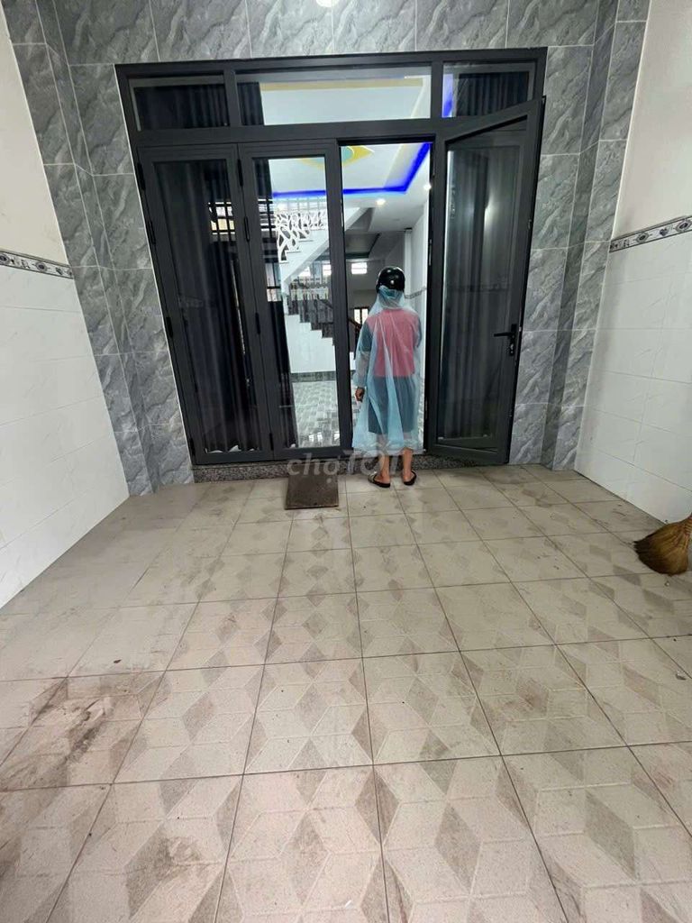 Дом на улице То Нгок Ван, рядом со школой Нгуен Ван Тхе. Пл. 4х18м, 1 этаж, 3 сп.