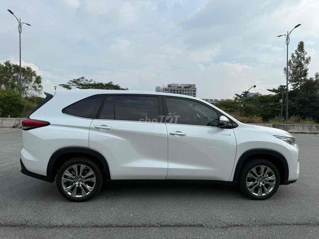 cần bán gấp toyota innova hybrid 2023, odo: 4000km