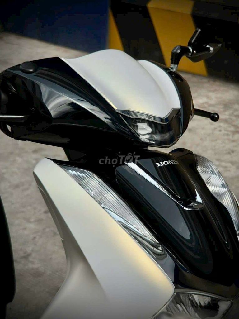 Хонда SH 160i ABS 2024 Черно-белая 13 000 км