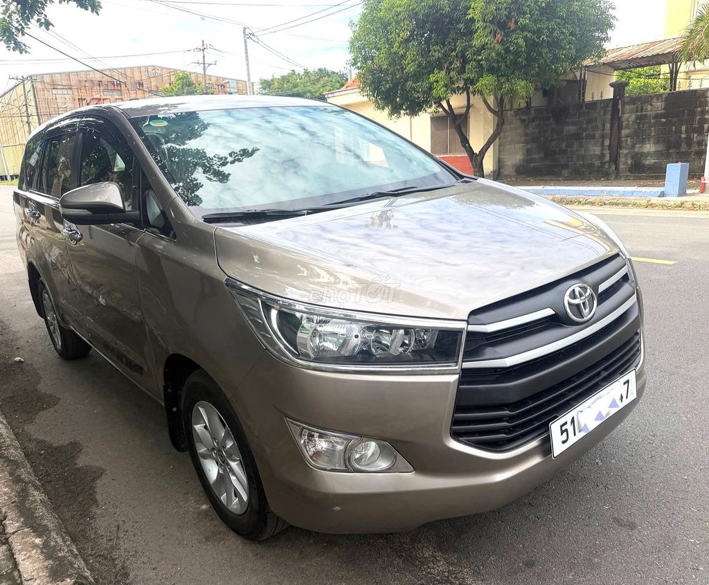 Toyota INNOVA 2019E Số sàn Nâu đồng xe Gia Đình đi