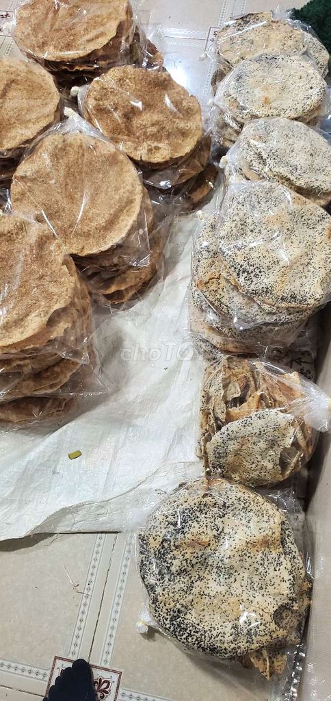 Bánh tráng mè đen mè trắng. Mua bán Đồ ăn, thực phẩm và các loại khác tại Thành phố Nha Trang Khánh Hòa được đăng bởi Hà Lương hình 1