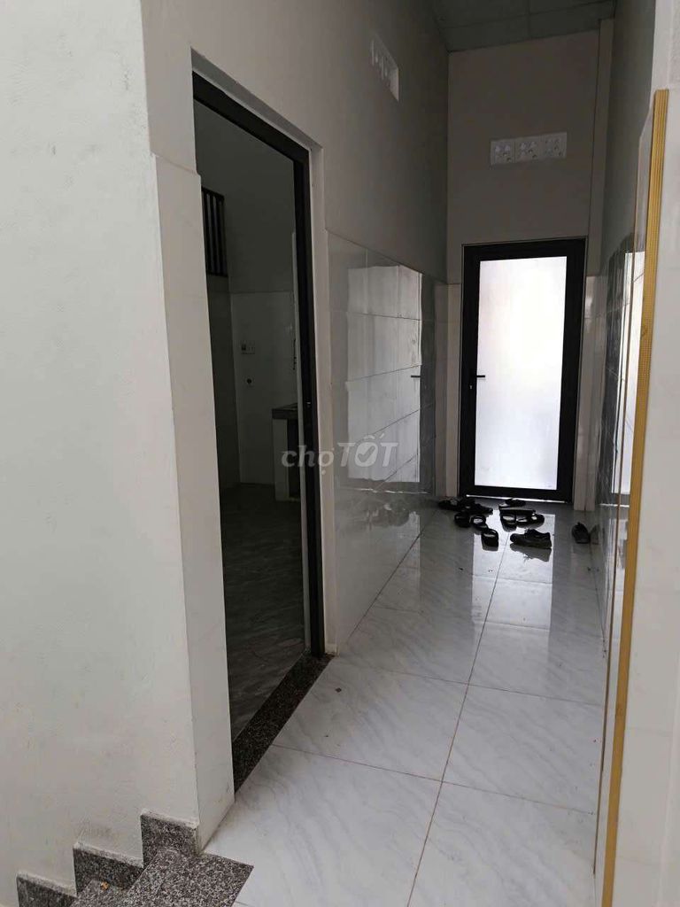 nhà vừa mới xây dựng xong, gần trường mẫu giáo, tiểu học, trung học.