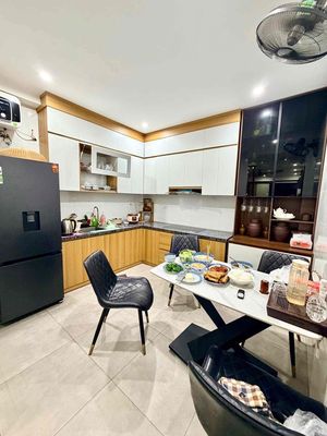 Nhà phố 32 m² · 3 PN · Đường Lạc Long Quân