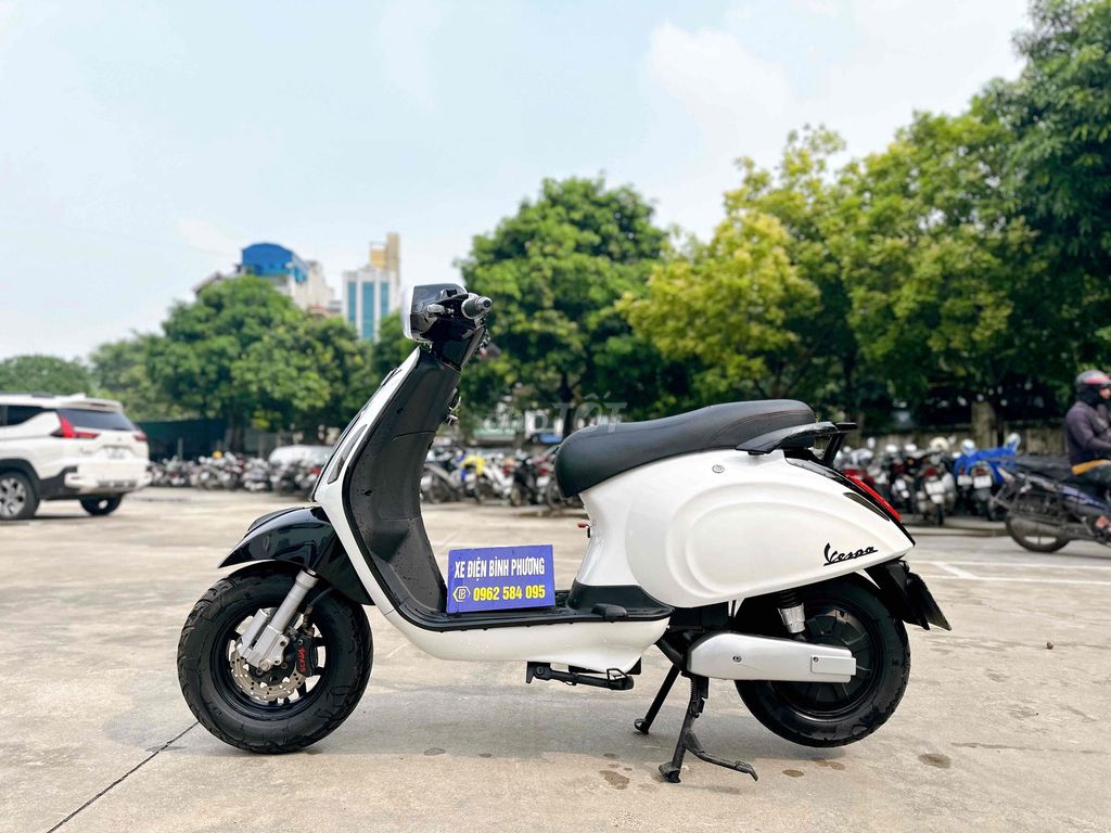 Электроскутер Vespa Черно-белый, аккумулятор 2026
