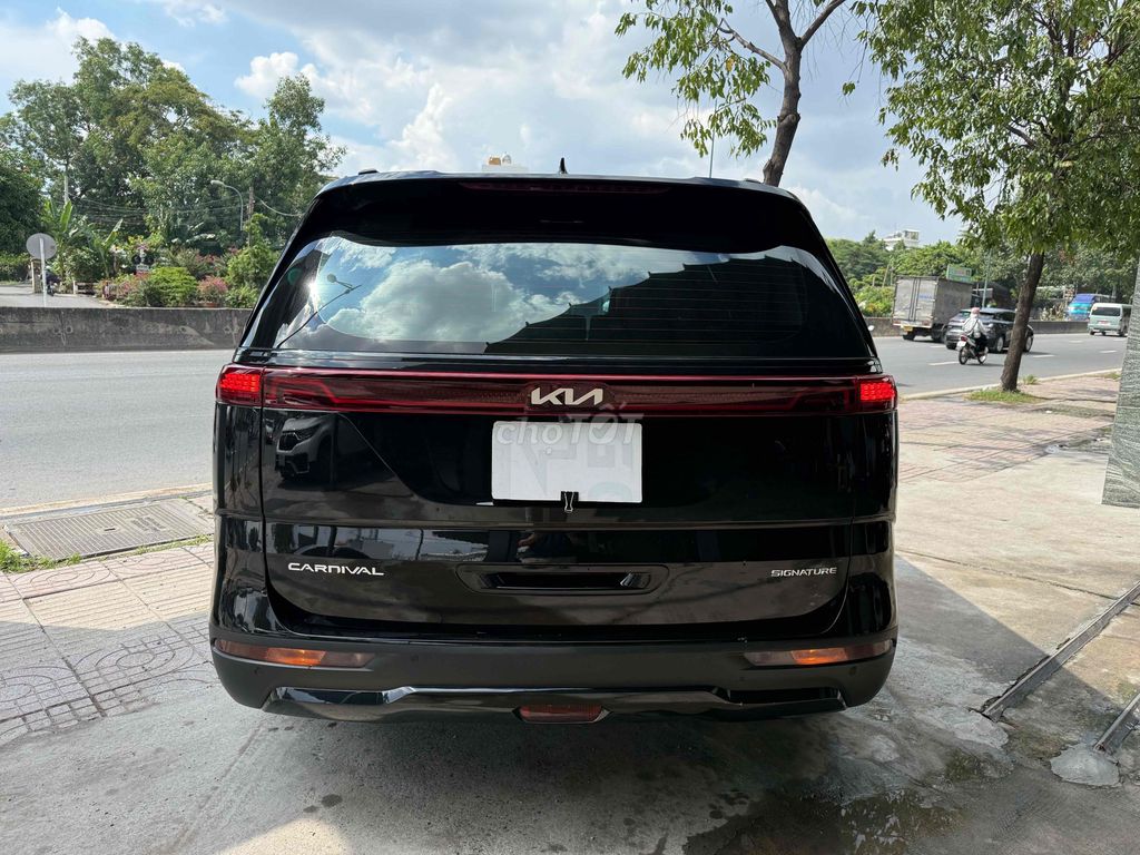 Kia Carnival Signature 2024 Черная с тюнингом