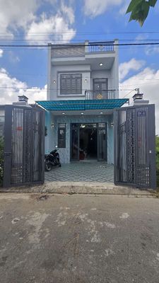 sát Hóc Môn, Nhà Lầu 5x20 mặt tiền đường Nhựa, Bán Gấp, Giá Rẻ !