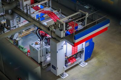 Nhân viên cơ khí bảo trì máy móc