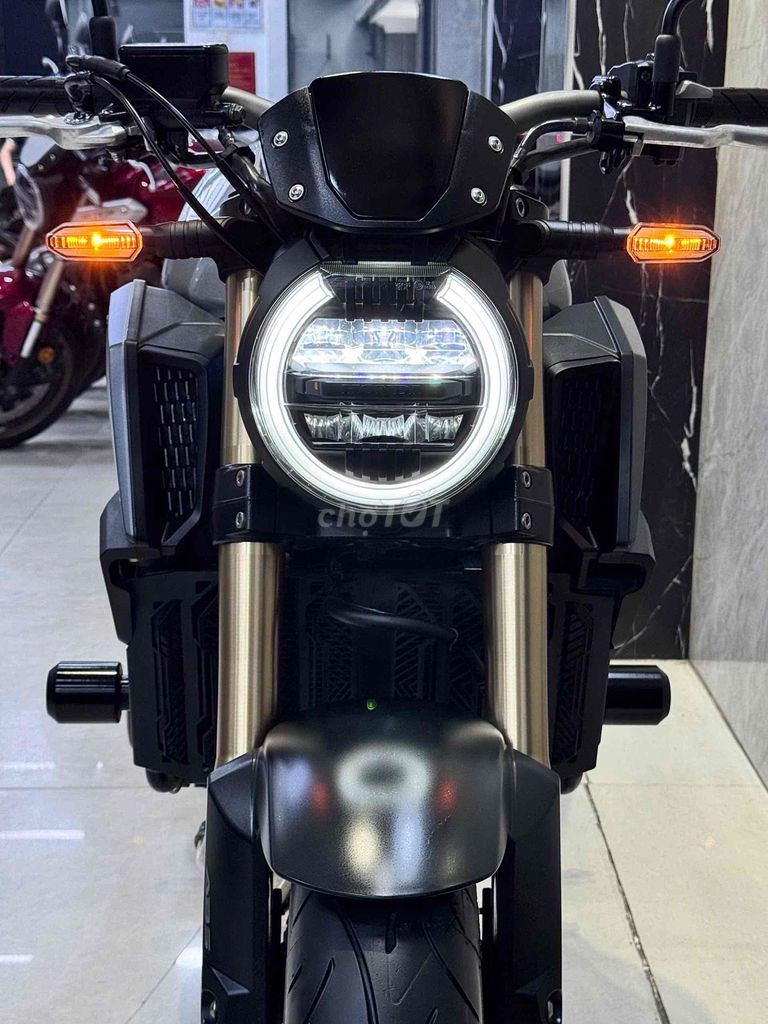 Honda CB650R 2023 серая 2 800 км