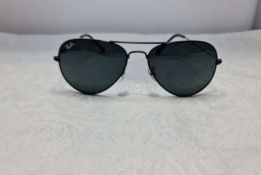 Rayban đen tuyền