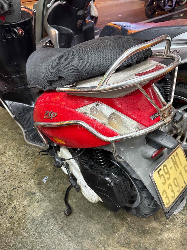 Красный скутер Piaggio Zip