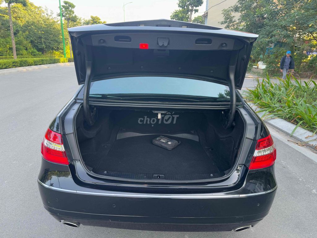 Mercedes Benz E Class 2011 E300 - 130000 km. Mua bán Ô tô tại Quận Long Biên Hà Nội được đăng bởi Hoàng Đạt hình 5