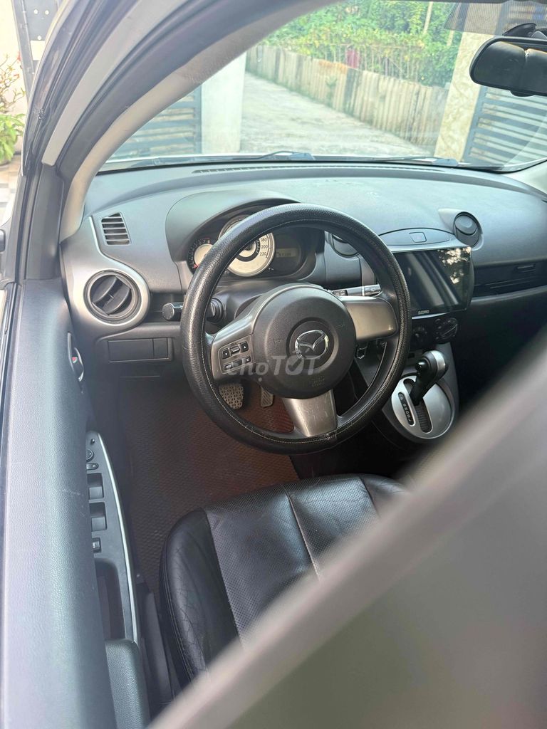 Mazda 2S 2013 белый хэтчбек