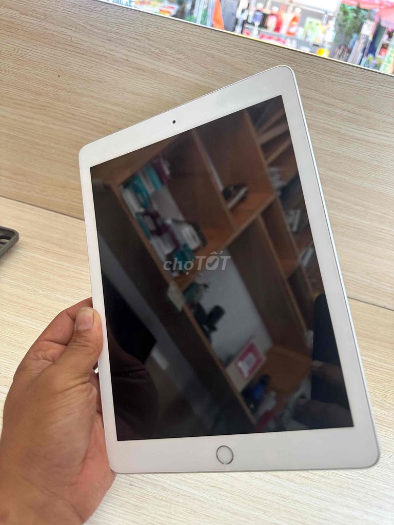 Apple iPad Gen 6 Bạc 99%. Mua bán Máy tính bảng tại Quận Liên Chiểu Đà Nẵng được đăng bởi Ngọc anh mobile hình 1
