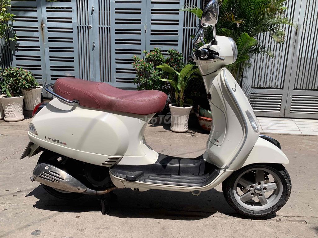 Белый Piaggio Vespa LX 125 3vie Fi 2013, номера Хошимина