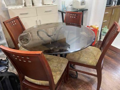 bộ bàn ghế ăn gồm 1 bàn kiếng  và 4 ghế gổ. Mua bán Bàn ghế tại Quận 1 Tp Hồ Chí Minh được đăng bởi Anh An