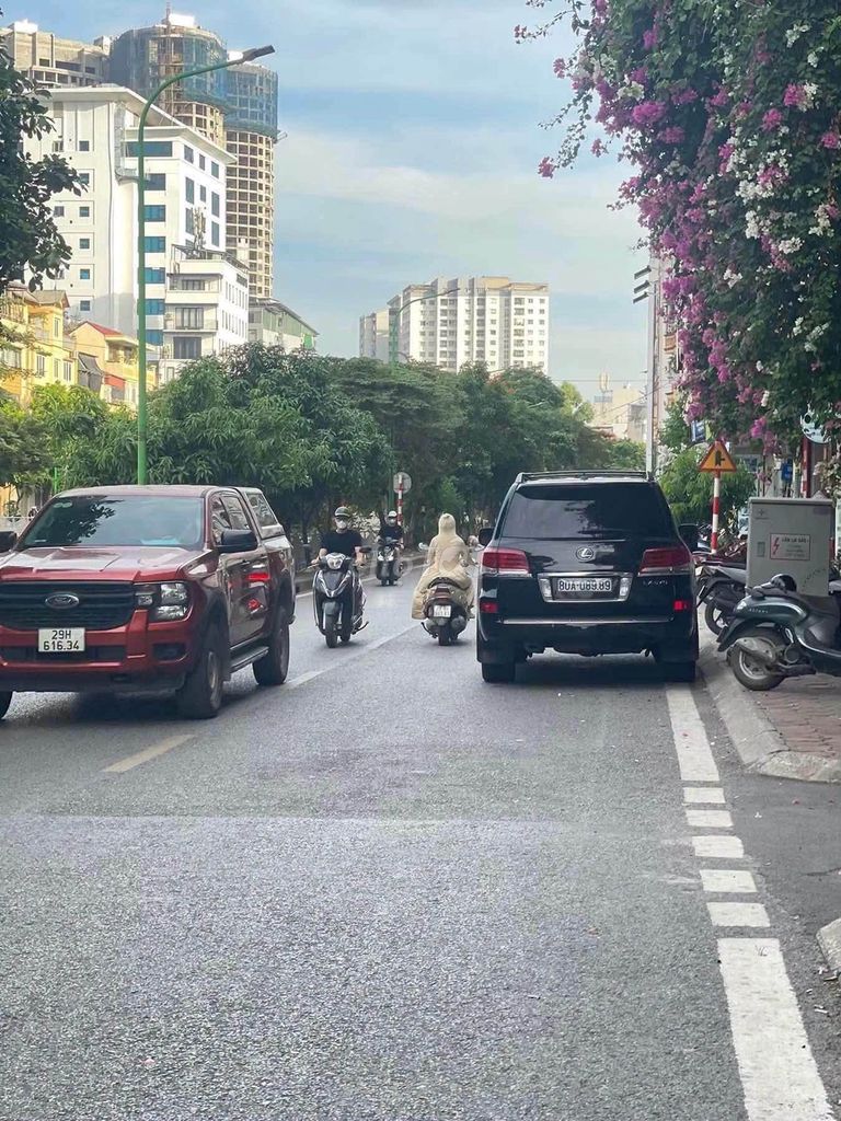 Bán nhà mặt phố Nguyễn Lân, lô góc, 33 tỷ