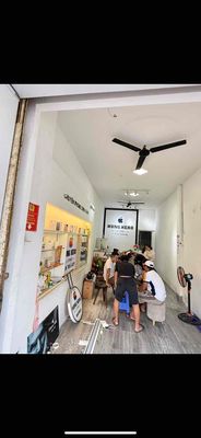 Cho thuê mặt bằng 328 Quang Trung, ngay ngã tư chính. Cho thuê văn phòng, mặt bằng kinh doanh tại Thành phố Quảng Ngãi Quảng Ngãi được đăng bởi Hương Giang