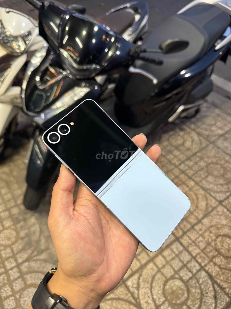 Samsung Galaxy Z Flip 6 256GB Bạc. Mua bán Điện thoại tại Quận 5 Tp Hồ Chí Minh được đăng bởi Nguyễn Tấn Vũ  hình 1