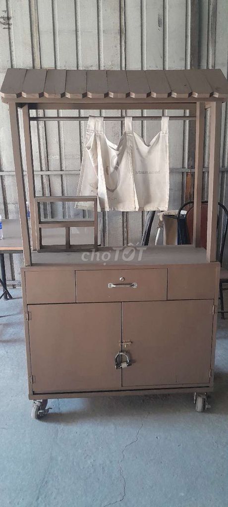 Xe bán hàng  Gỗ Nâu có bánh xe. Mua bán Đồ chuyên dụng, Giống nuôi trồng tại Quận Tân Phú Tp Hồ Chí Minh được đăng bởi A vũ hình 1