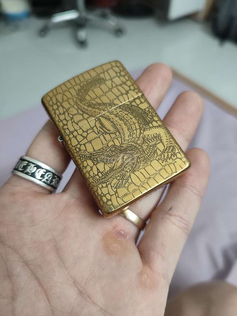 Zippo Zorro đồng khối, chủ đề cá sấu khắc ăn mòn.