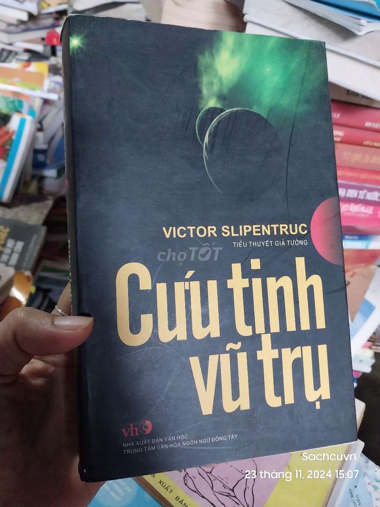 Cứu Tinh Vũ Trụ sách tiểu thuyết giả tưởng