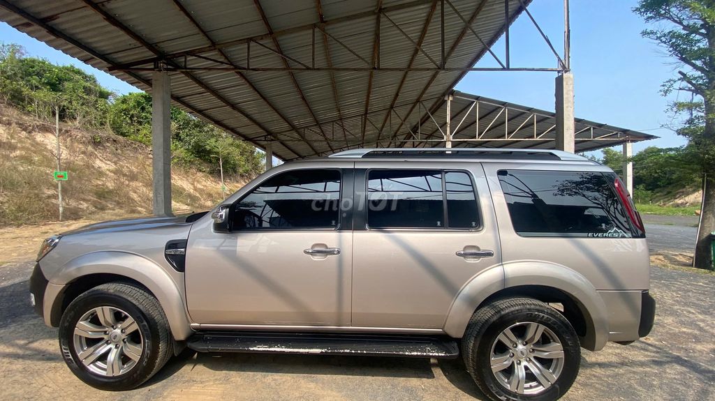 Ford Everest 2011 2.5L 4x4 MT - 106000 km