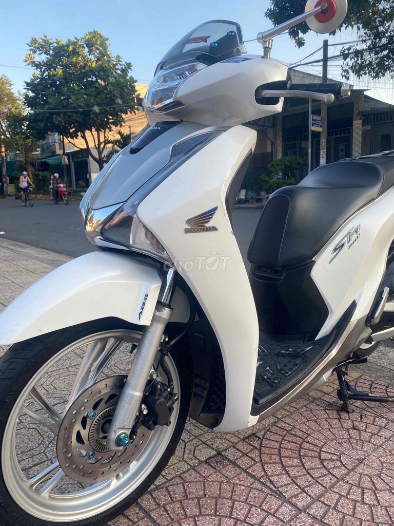 Xe Honda SH 150i, năm 2019, màu trắng.