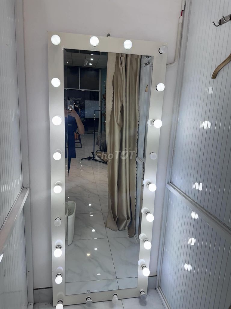 Gương trang điểm Trắng có đèn LED. Mua bán Nội thất, đồ gia dụng khác tại Thành phố Thủ Dầu Một Bình Dương được đăng bởi Tuan kiet hình 1