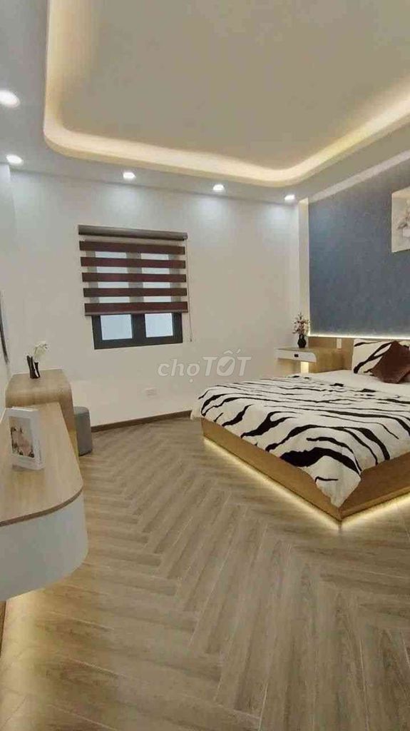 4м*20м - 6 этажей - лифт - фасад 8м - тротуар 4м