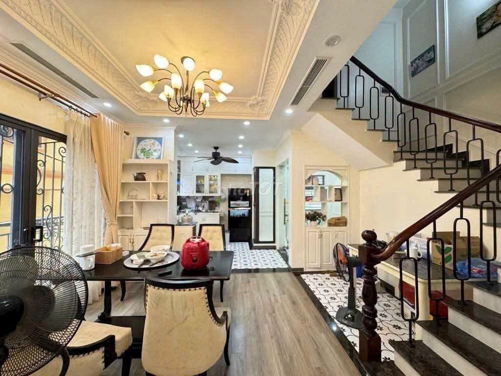 Угловой дом в центре Лонгбьен, сосед Vinhomes