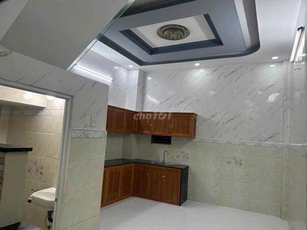 Красивый дом 4х10м, 3 спальни, аллея 4м для авто, короткая Лиен Ап 123, Винь Лок Б