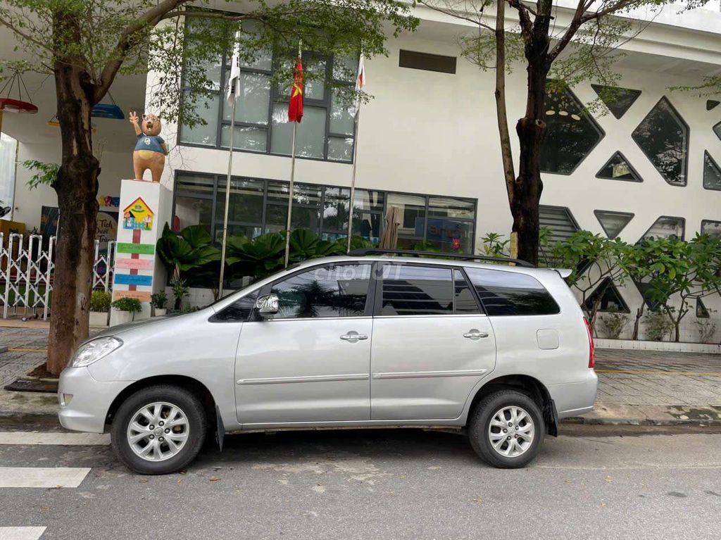 Toyota Innova G 2006 МКПП Серебристый, семейный автомобиль