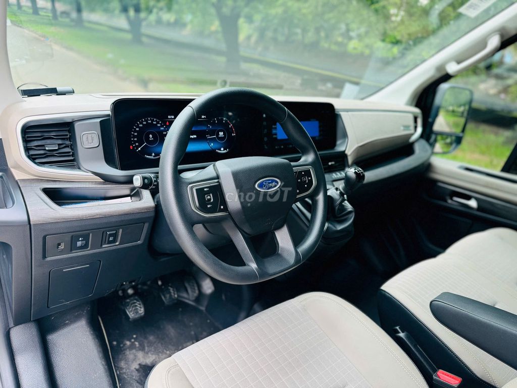 FORD TRANSIT PREMIUM 18C 2025. Mua bán Ô tô tại Quận 1 Tp Hồ Chí Minh được đăng bởi Ms Ly Bến Thành Ford hình 7