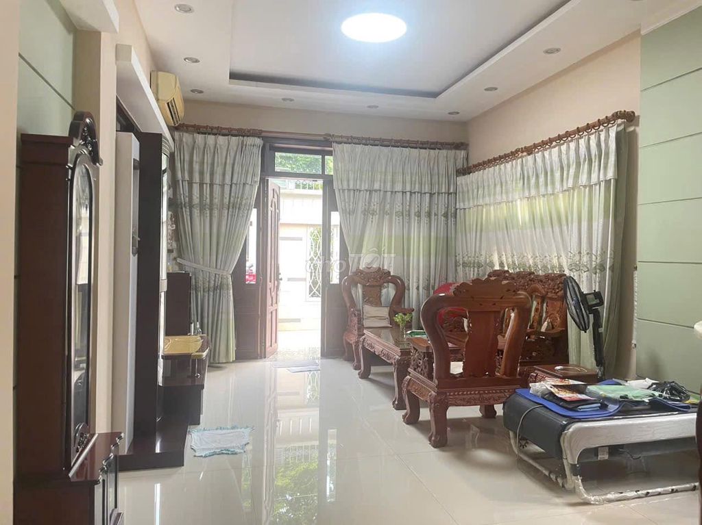 Вилла в районе Тен Лыа рядом с Aeon Mall Binh Tan, 10x22 м, 4 спальни, парк