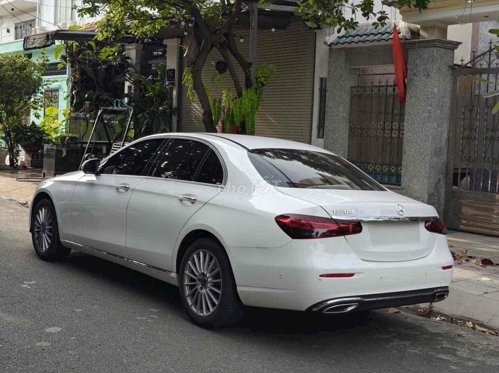 Mercedes E200 Exclusive ĐKLĐ 2025 Trắng/Nâu. Mua bán Ô tô tại Quận Bình Tân Tp Hồ Chí Minh được đăng bởi Thanh Nhã Xe Lướt Sài Gòn hình 3