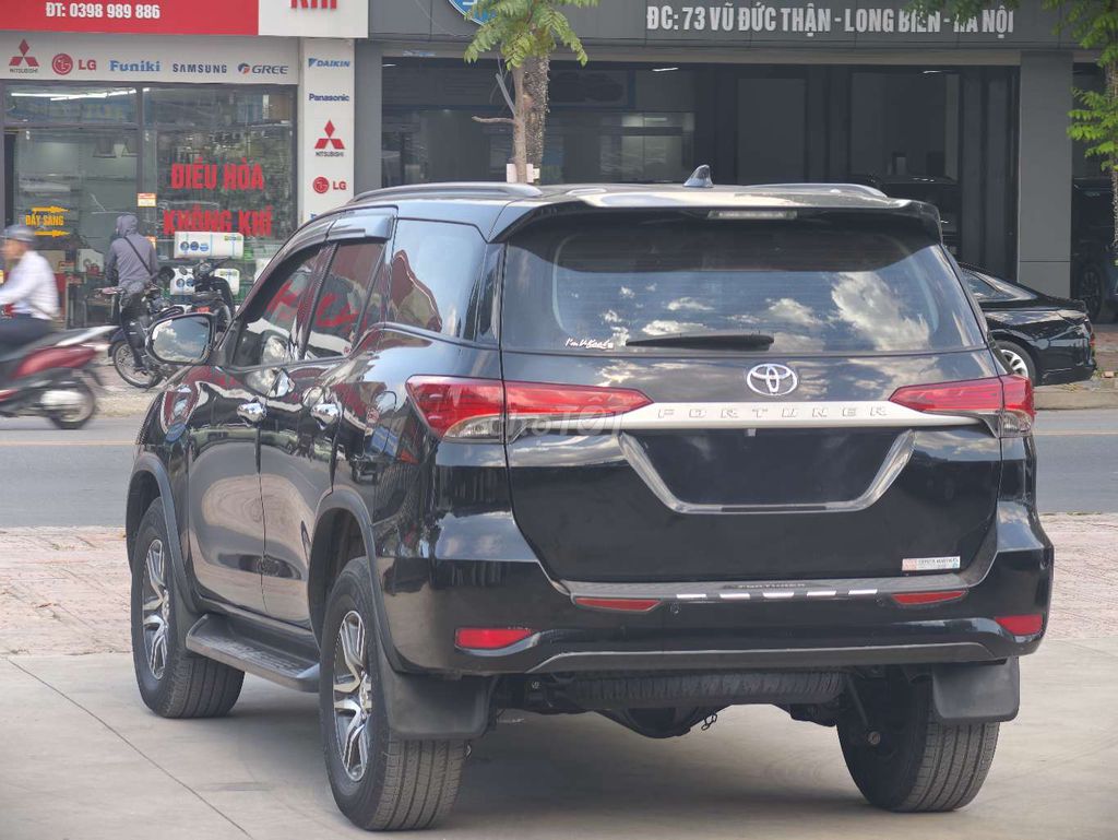ЧЕРНАЯ МАСЛЯНАЯ МАШИНА С МЕХАНИЧЕСКОЙ КОРОБКОЙ ПЕРЕДАЧ TOYOTA FORTUNER 2017