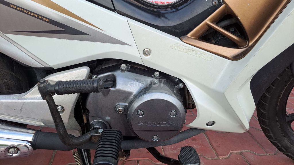 Белый автомобиль Honda Future 125 Fi