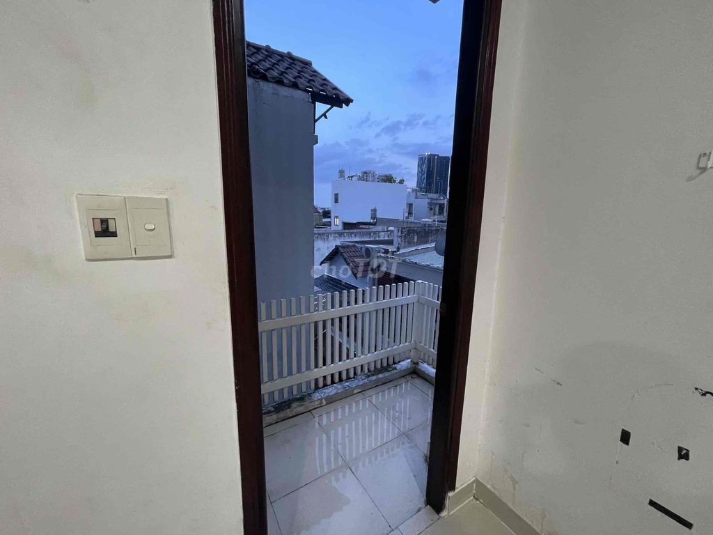 full 1 tầng, 1 phòng ngủ lớn ban công cửa sổ bự.