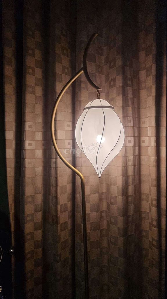 Đèn góc kim loại hình nụ hoa cao 2m màu vàng gold.. Mua bán Đèn tại Quận 1 Tp Hồ Chí Minh được đăng bởi Trần Linh hình 1