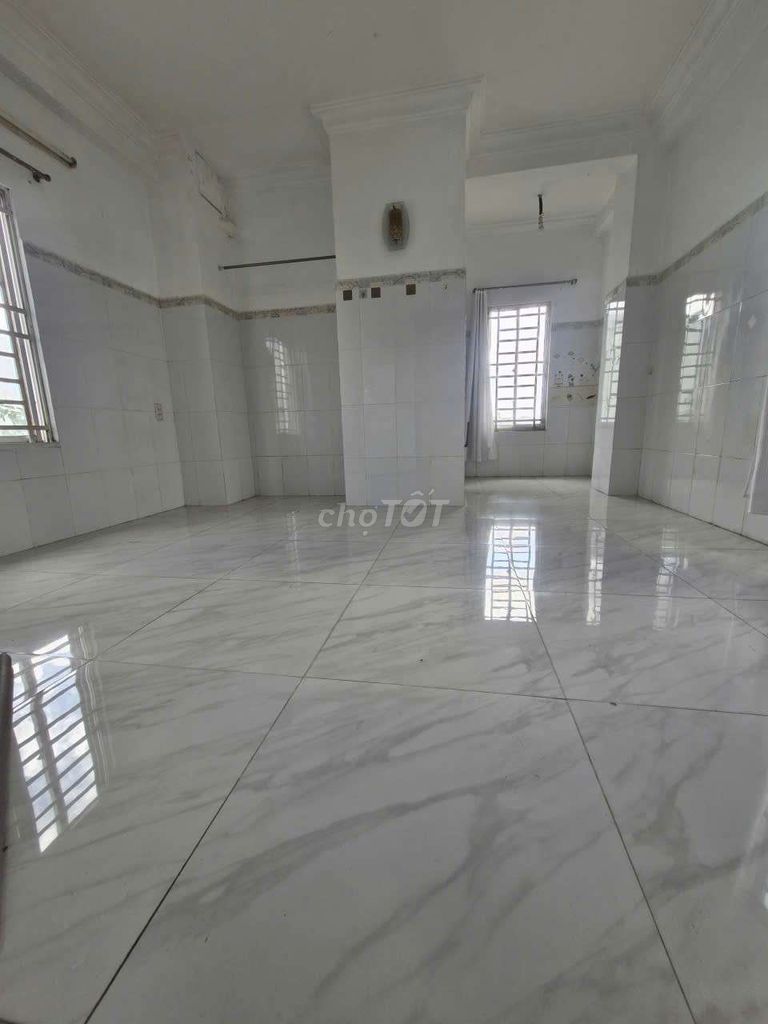 Phòng sang đep 20m2 giá rẻ nhà mặt tiền đường
