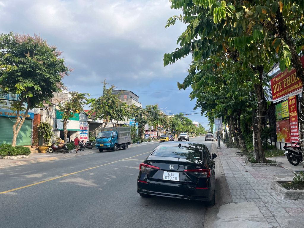 Nhà Bán mặt tiền cho thuê gần sổ xố Bình Dương, 1 trệt 2 lầu ngang 10m