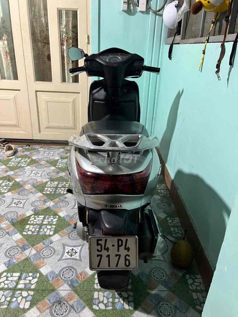 Машина Honda SCR Fi очень тихая, городской номерной знак