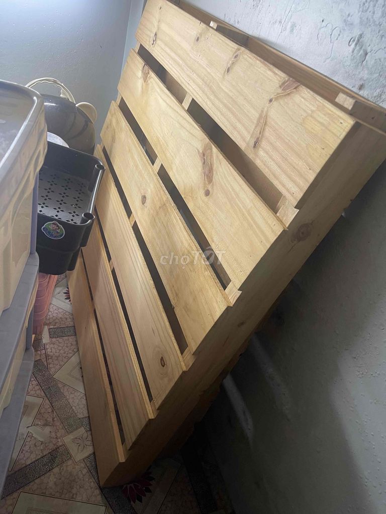 Pallet gỗ thông 1mx1m2 rất mới. Mua bán Giường, chăn ga gối nệm tại Quận Tân Bình Tp Hồ Chí Minh được đăng bởi Lê Nhân hình 1