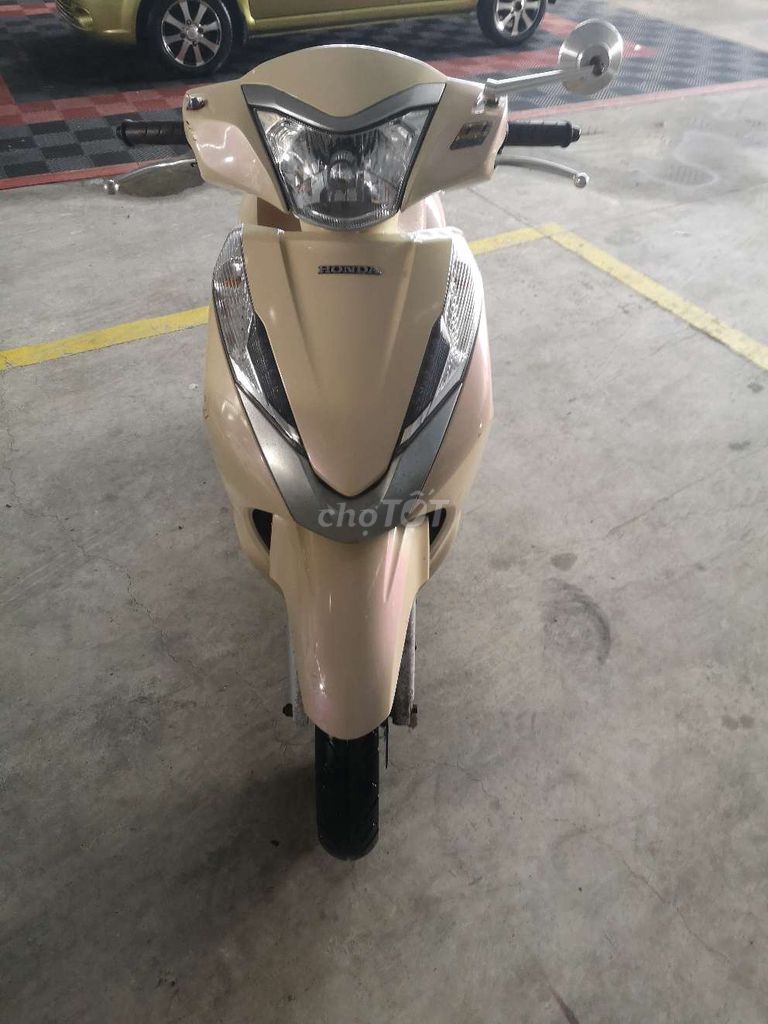Honda Lead 2023, кремово-желтый, 35 760 км
