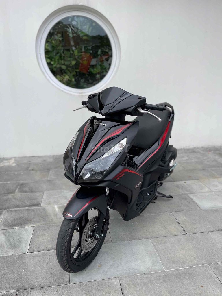 Черный красный скутер Honda Air Blade