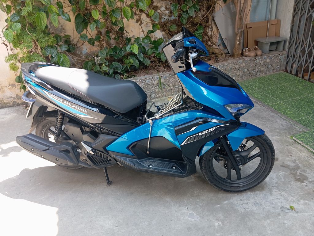 Синий скутер Honda Air Blade 2019