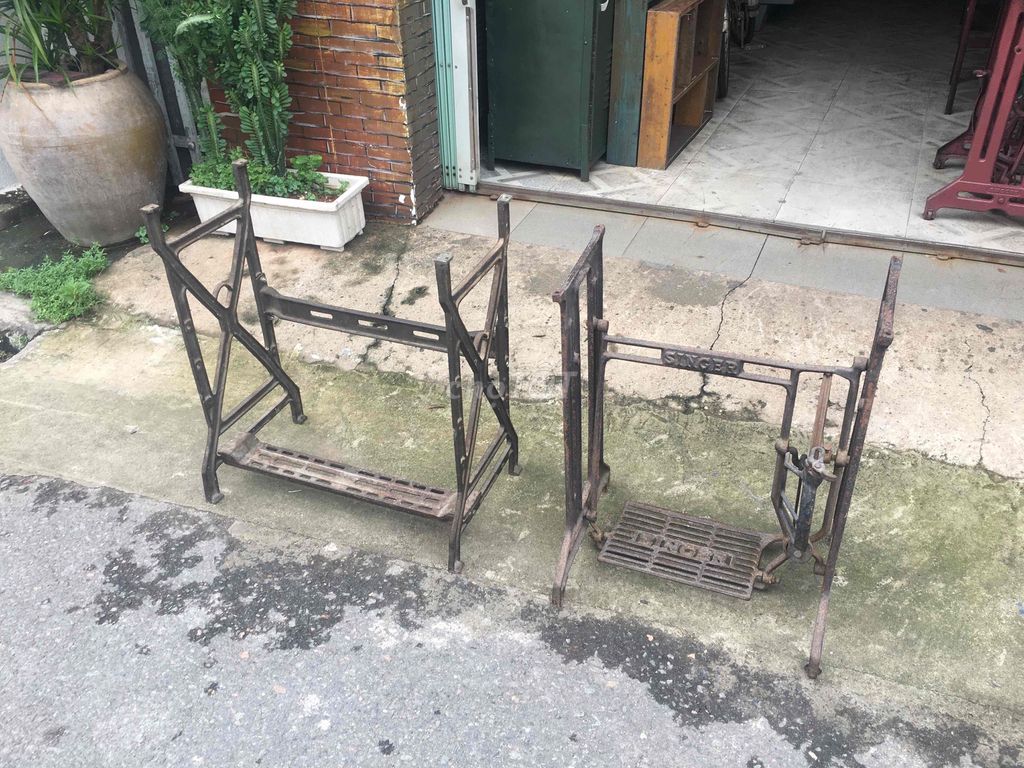 2 Chân máy may xưa