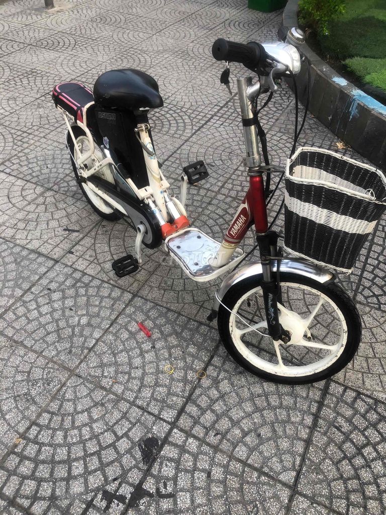 Xe đạp điện Yamaha màu Trắng Đỏ còn tốt. Mua bán Xe điện tại Quận 4 Tp Hồ Chí Minh được đăng bởi Nguyễn Nghiêm Dũng hình 4