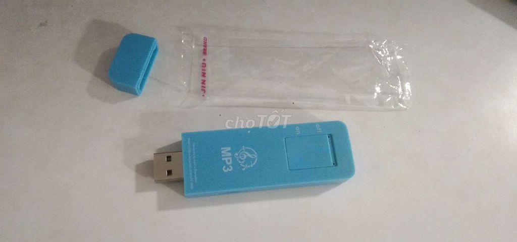 Máy mp3 mini có jack cắm kết nối và khe thẻ nhớ