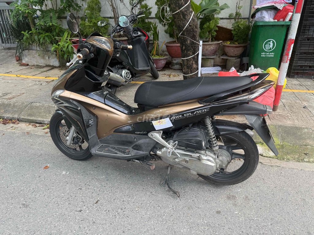 Honda Air Blade черный с золотистым инжекторный
